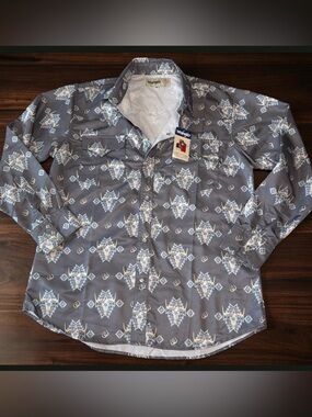 Wrangler Men’s Gray Button-Down Shirt with White and Light Blue Geometric Print